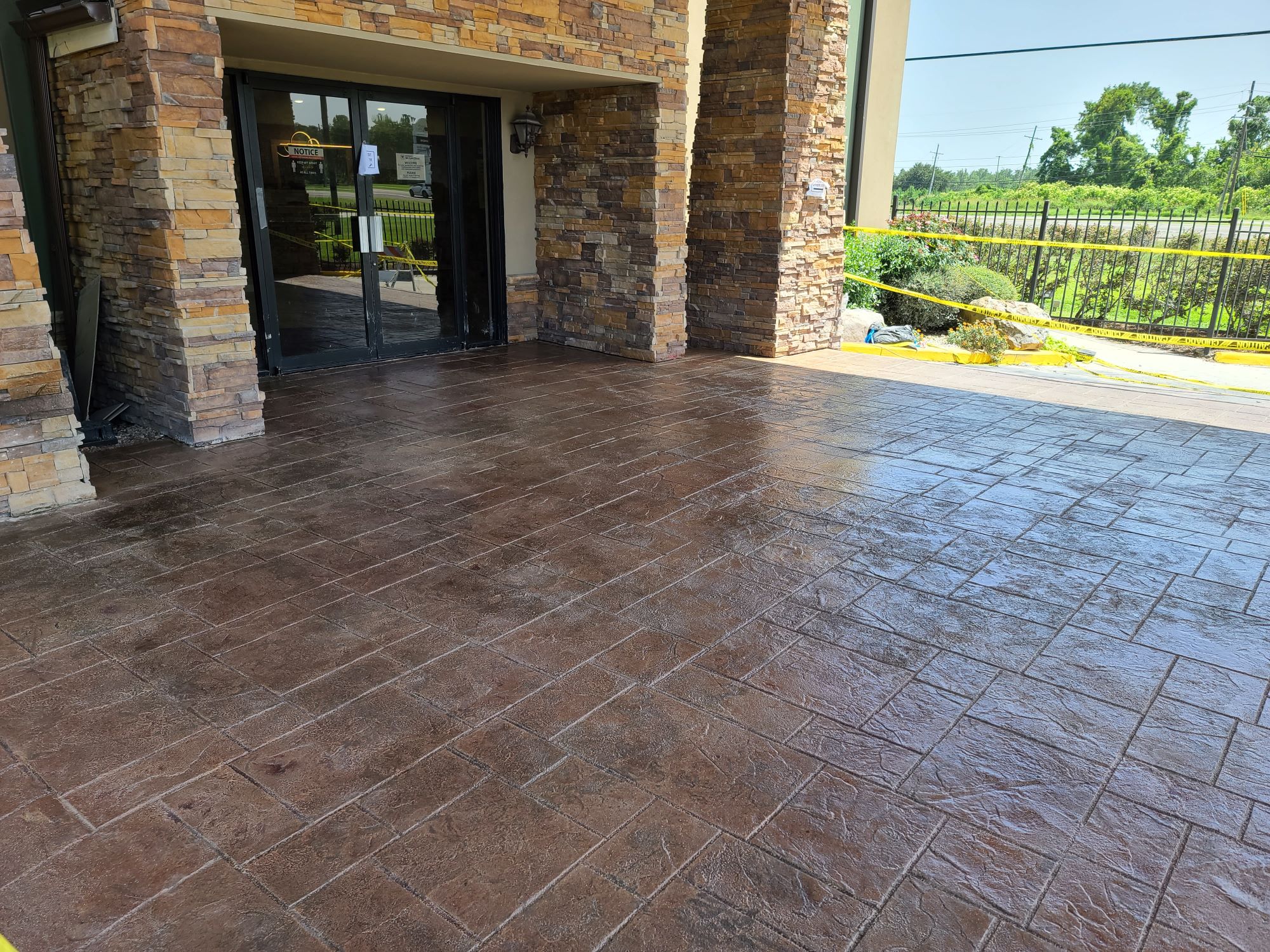 Decorative Concrete Overlay on Best Western Hotel Drive Up Entrance in Westwego, Louisiana